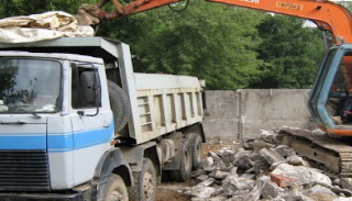 Вывоз строительного мусора с участка в Симферополе недорого от 1563 руб. | ДровосекСмф